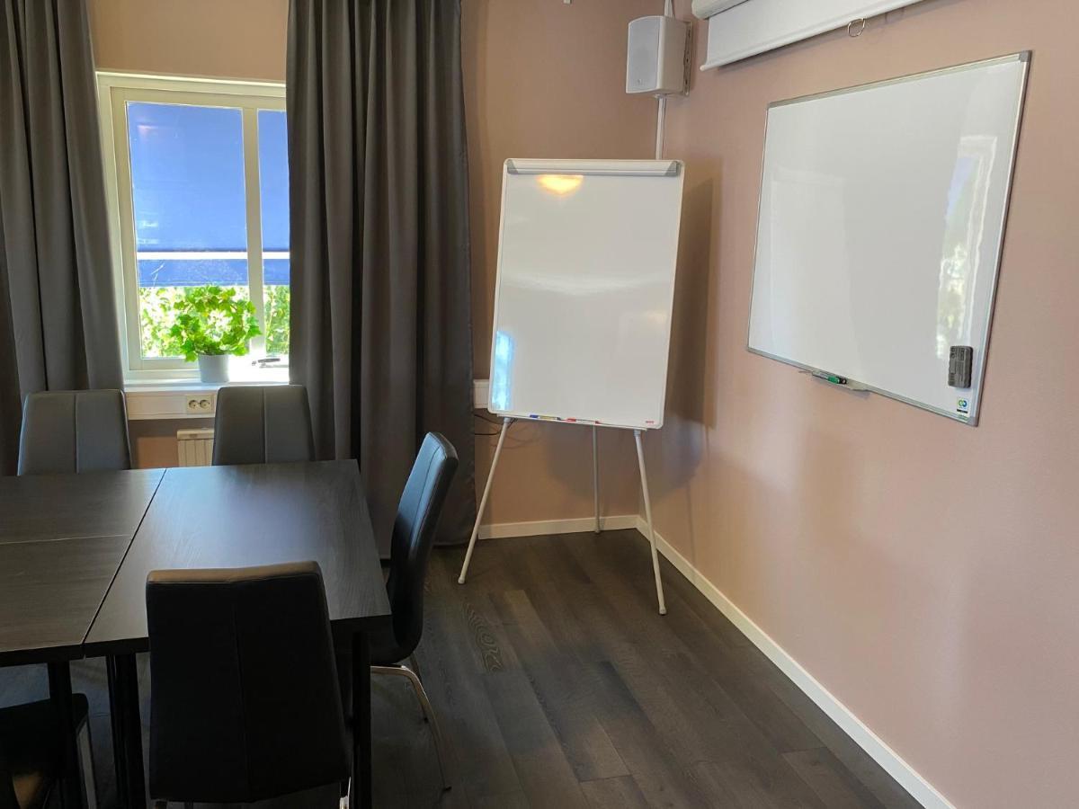 De La Gardie Park Vandrarhem Hostel Lidkoping Bagian luar foto
