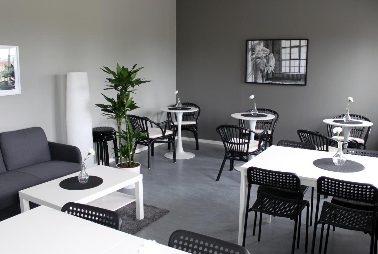 De La Gardie Park Vandrarhem Hostel Lidkoping Bagian luar foto