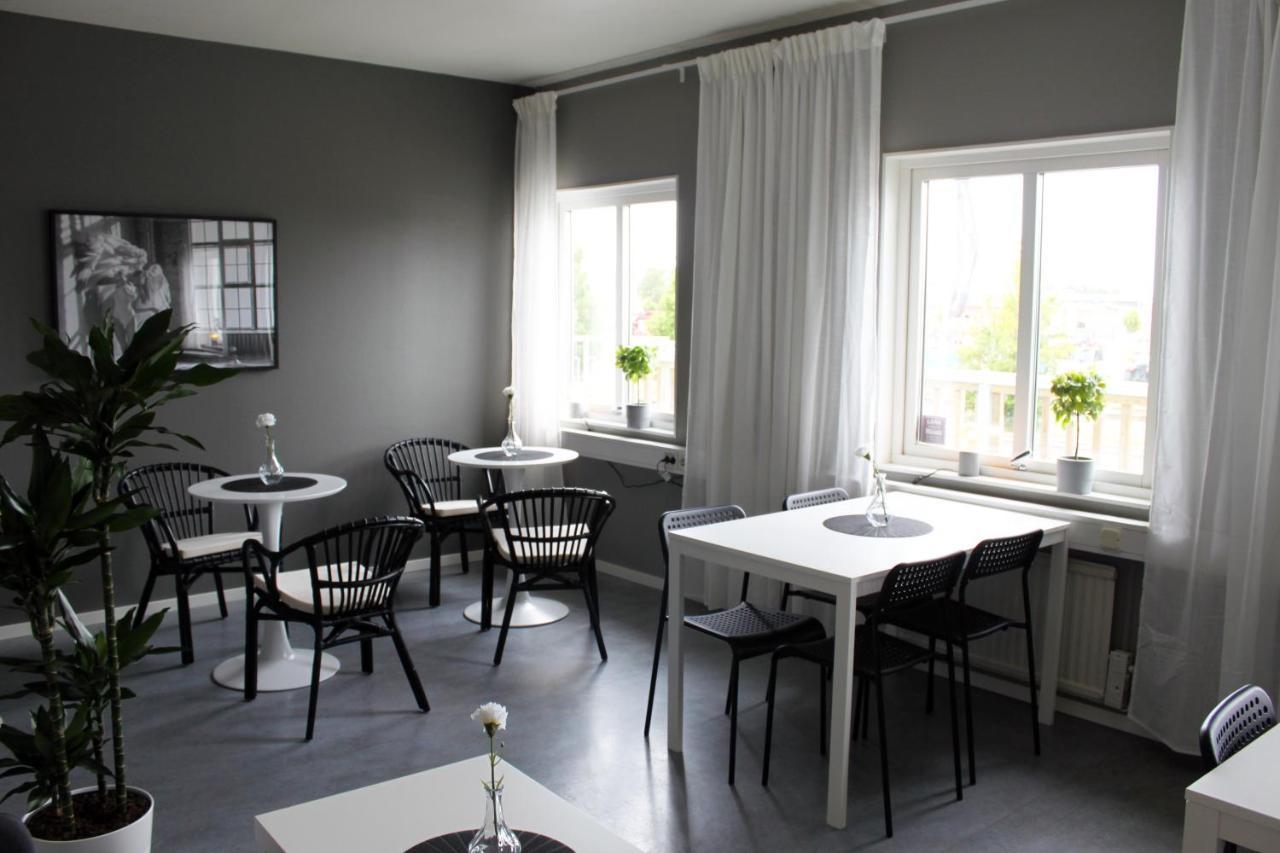 De La Gardie Park Vandrarhem Hostel Lidkoping Bagian luar foto